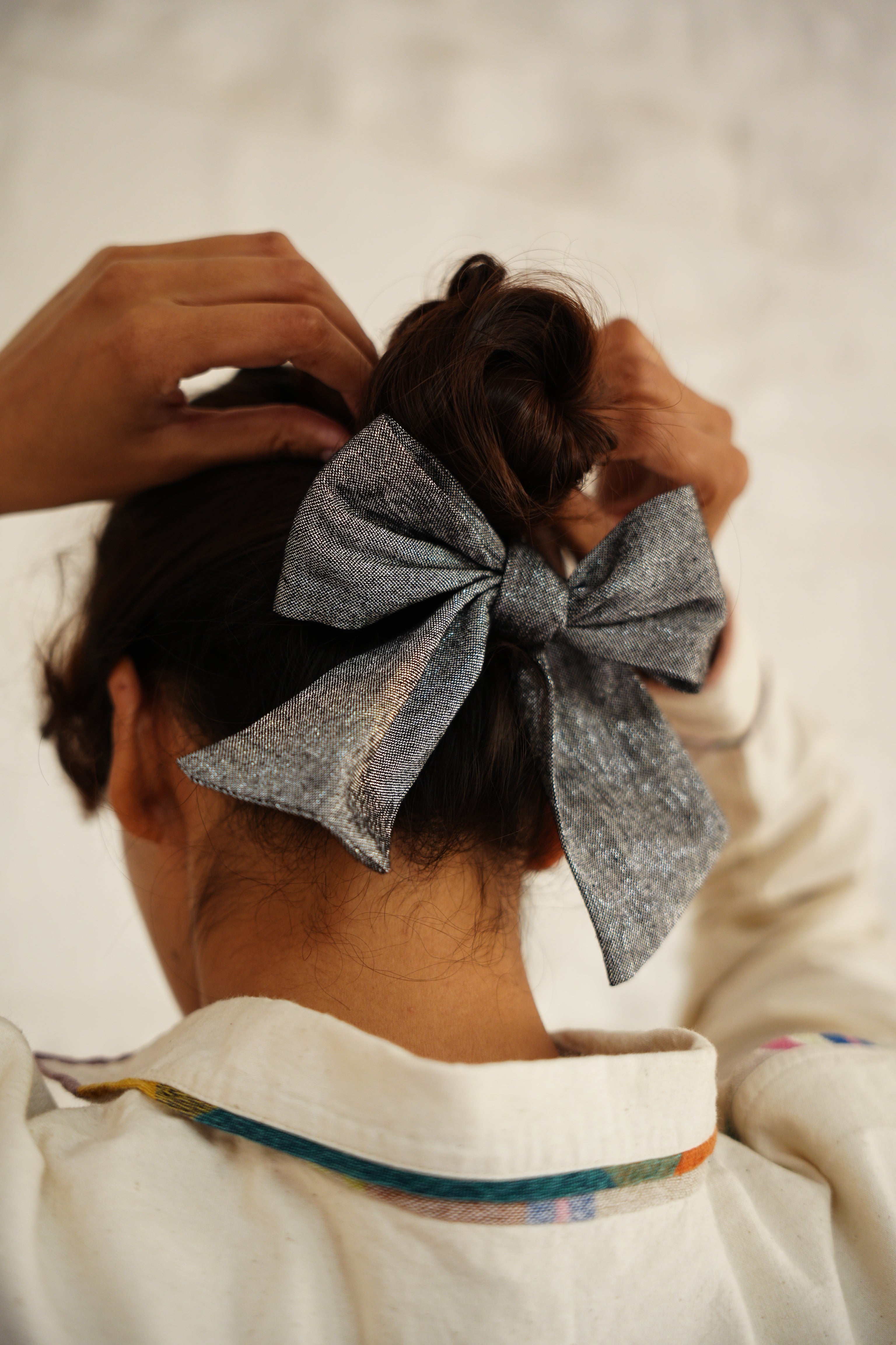 TINSEL SCRUNCHIE | GREY